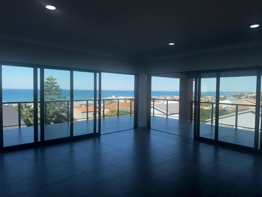 4 Bedroom Property for Sale in Wavecrest Eastern Cape